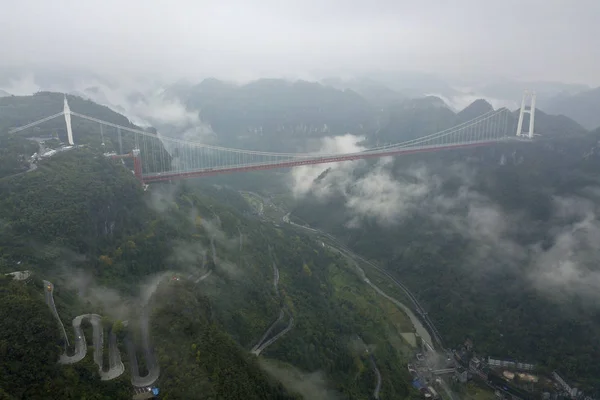 2018年10月17日 中国中部湖南省湘西土家族苗族自治州吉首市云海笼罩的包头茂名高速公路上的悬索桥 爱寨大桥的景观 2018年10月17日 — 图库照片