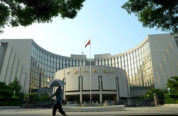 Peatonal Pasea Por Sede Oficina Central Del Banco Popular China — Foto de Stock