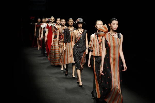 Modelos Exibem Novas Criações Desfile Moda Idili Silk Tianshan Para — Fotografia de Stock