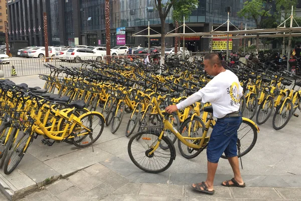 Trabajador Chino Exhibe Bicicletas Del Servicio Chino Bicicletas Compartidas Ofo — Foto de Stock