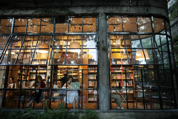 Πελάτες Διαβάζουν Βιβλία Ένα Βιβλιοπωλείο Διακοσμημένο Φύλλα Ginkgo Μια Προσπάθεια — Φωτογραφία Αρχείου