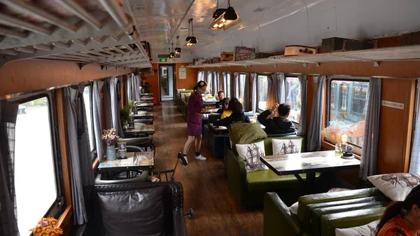 Une Serveuse Habillée Agent Train Sert Ses Clients Dans Restaurant — Photo