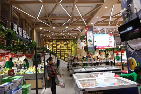 Klanten Winkelen China Eerste Supermarkt Ondersteund Door Kunstmatige Intelligentie Shanghai — Stockfoto