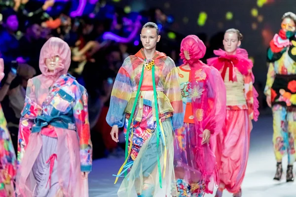 在2018年10月13日中国上海春季 2019年夏季上海时装周时装秀上 模特们展示了新的作品 — 图库照片