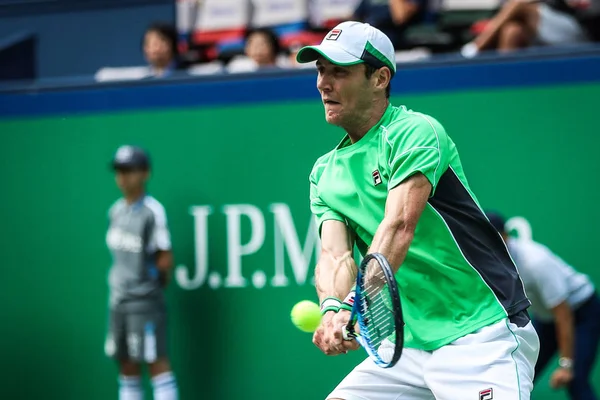 オーストラリアのマシュー Ebden 2018 上海でロレックス上海マスターズ 2018 テニスのトーナメント中に男子シングルスの彼らの最初のラウンドの試合でアメリカ合衆国のフランシス Tiafoe へのショットを返します — ストック写真