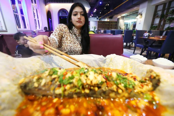 Indiano Dev Raturi Que Possui Oito Restaurantes Suas Famílias Comem — Fotografia de Stock