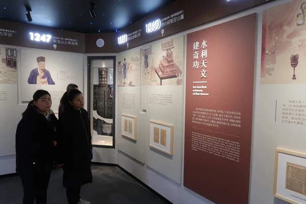 Persone Visitano Museo Memoriale Guo Shoujing Astronomo Scienziato Cinese Della — Foto Stock
