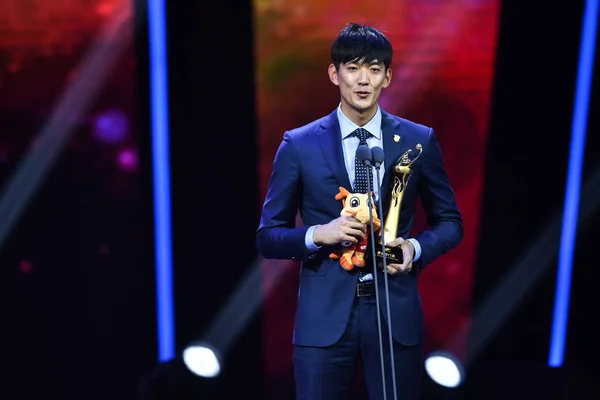 Chiński Piłkarz Yan Junling Shanghai Sipg Pozach Jego Trofeum Wygraniu — Zdjęcie stockowe