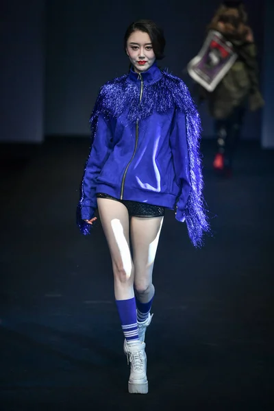 モデルは 2018 中国北京で中国ロンドンファッションウィークの春 2019年中 Audiq2L 張のファッションショーで新しい創造を表示します — ストック写真