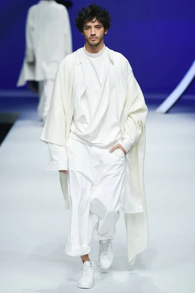 Modelo Muestra Una Nueva Creación Desfile Moda Kyb Wang Xiaoshi — Foto de Stock