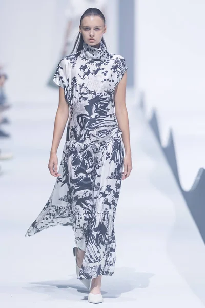 Model Viser Skabelse Modeshowet Imm Shanghai Fashion Week Forår Sommer - Stock-foto
