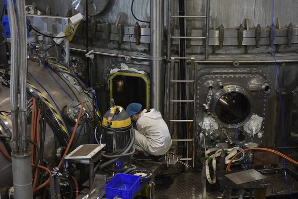 Los Científicos Tienen Experimento Dispositivo Fusión Magnética Experimental Avanzada Tokamak — Foto de Stock