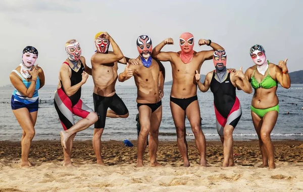 2015년 10월 산둥성 칭다오시의 리조트에서 페이스키니를 포즈를 취하고 수영선수들 — 스톡 사진