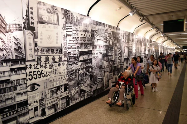 Passagerarna Går Förbi Tredimensionella Relief Väggmålningar Visar Hong Kong Gatuvy — Stockfoto