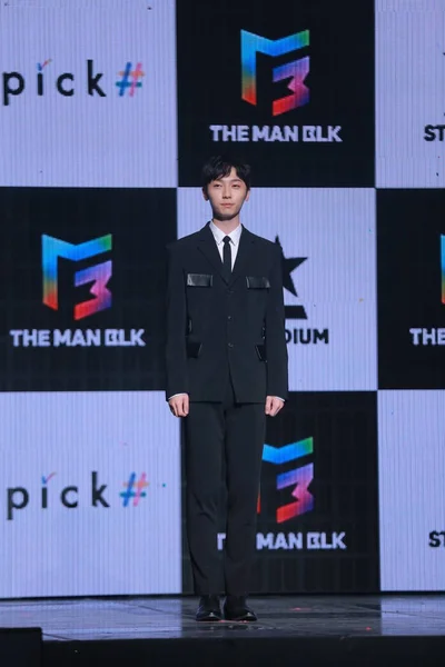 Ein Mitglied Der Neu Gegründeten Südkoreanischen Boygroup Man Blk Performt — Stockfoto