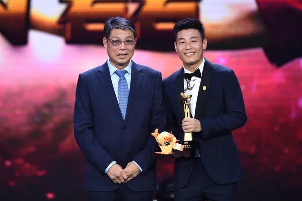 Китайський Футбольний Гравець Lei Шанхай Sipg Отримує Трофей Премію Бомбардир — стокове фото
