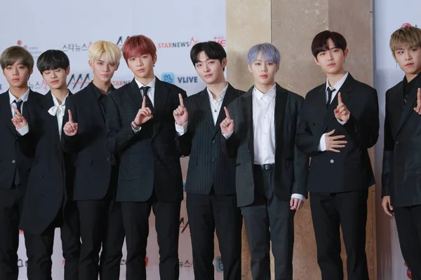 Miembros Del Grupo Infantil Surcoreano Wanna One Posan Mientras Llegan —  Fotos de Stock