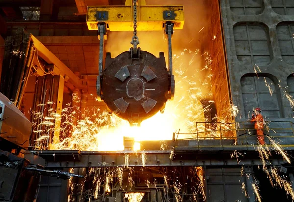 Een Chinese Werknemer Onderzoeken Productie Van Staal Een Fabriek Van — Stockfoto