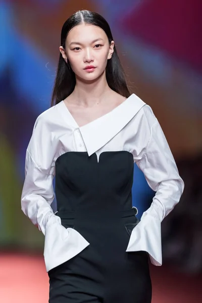 2018年10月11日 在中国上海举行的上海时装周 Spring 2019 夏季上海时装秀上 一位模特展示了一个新的创作作品 — 图库照片
