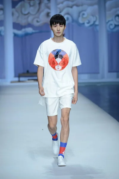Modell Visar Skapelse Modevisning Snövit Feng Sansan Den Kina Fashion — Stockfoto
