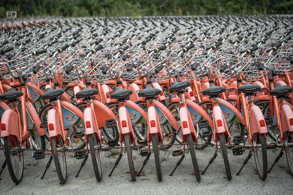 公共レンタ サイクルのバイクは 2018 日中国南部の広東省広州市でオープン スペースに並んでいます — ストック写真