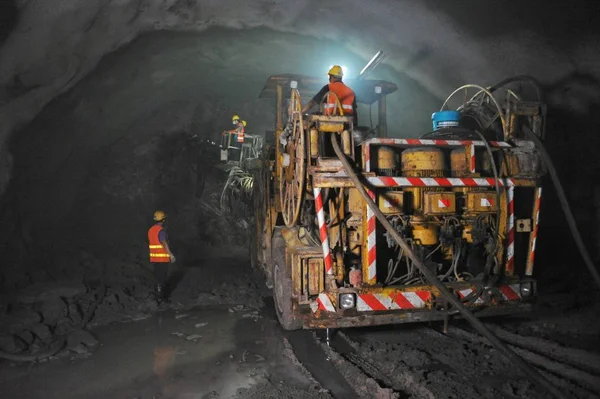 Chinese Arbeiders Arbeid Het Vasteland Diepste Onderzeese Metro Tunnel Van — Stockfoto