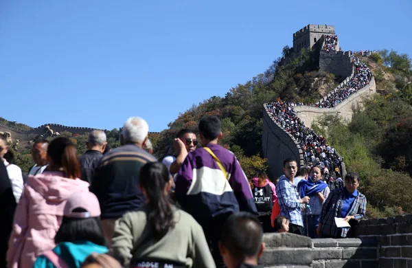 Πλήθη Των Κινέζων Τουριστών Επισκέπτονται Μεγάλο Τείχος Του Μεγάλου Τείχους — Φωτογραφία Αρχείου
