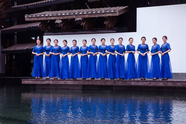Voluntários Chineses Vestindo Cheongsam Qipao Posam Para Fotos Antes Próxima — Fotografia de Stock