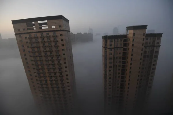 Stadsgezicht Van Hoogbouw Wolkenkrabbers Gehuld Zee Van Wolken Wuhan Stad — Stockfoto