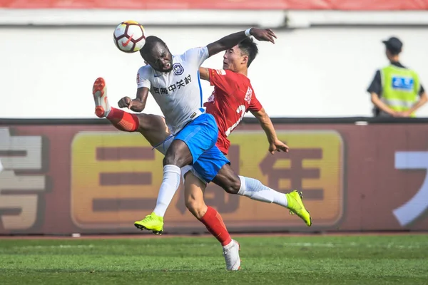 Ghanský Fotbalový Hráč Frank Acheampong Vlevo Tianjin Teda Hlav Míč — Stock fotografie