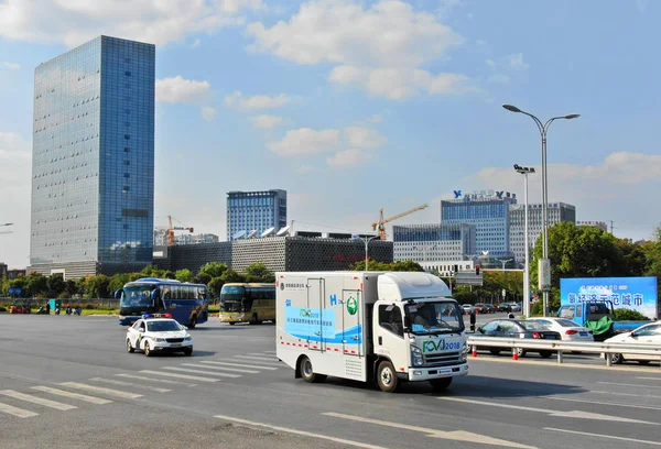 水素燃料電池車は 2018年10月12日 中国東部江蘇省ルガオ市の長江デルタで開催される 2018水素燃料電池車旅程展 ロードショー 路上を走行する — ストック写真