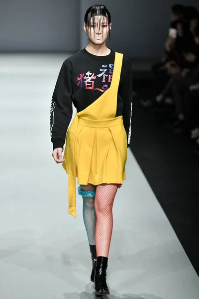 Een Model Toont Een Nieuwe Creatie Fashion Show Van Mrhua — Stockfoto