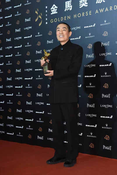 Director Chino Zhang Yimou Posa Con Trofeo Mejor Director Por — Foto de Stock