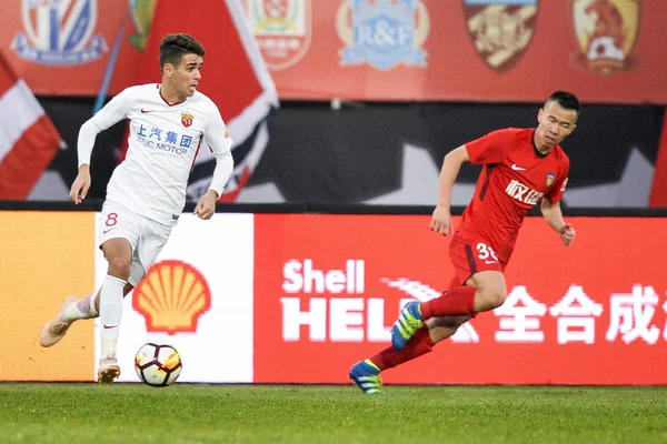 Jogador Brasileiro Futebol Oscar Esquerda Shanghai Sipg Passa Bola Contra — Fotografia de Stock