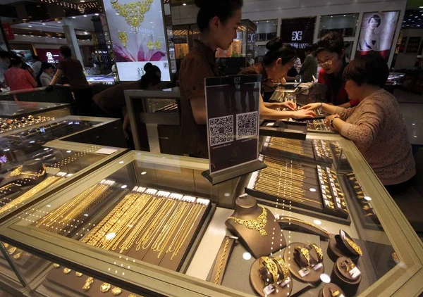 Kinesiska Kunder Köper Guld Ornament Smyckesbutik Nanjing Stad Östra Kina — Stockfoto