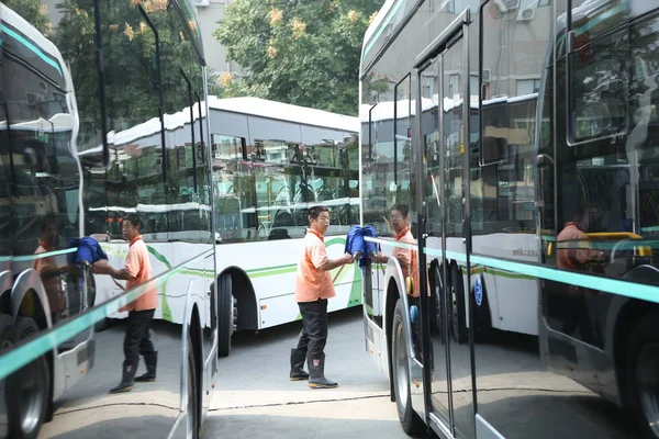 Los Autobuses Inteligentes Llamados Black King Kong Ven Una Estación —  Fotos de Stock