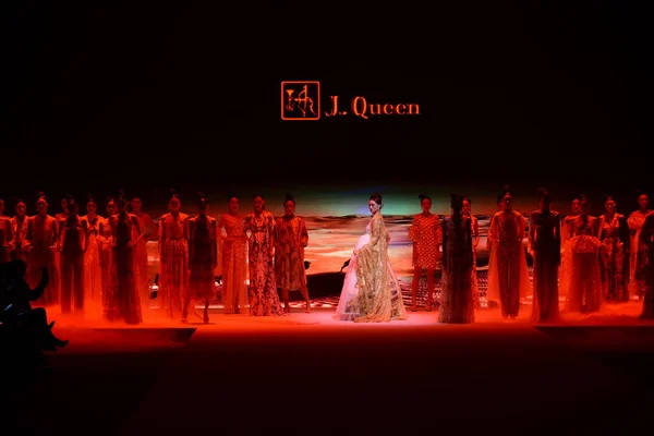Modellen Weer Nieuwe Creaties Fashion Show Van Queen Door Xie — Stockfoto