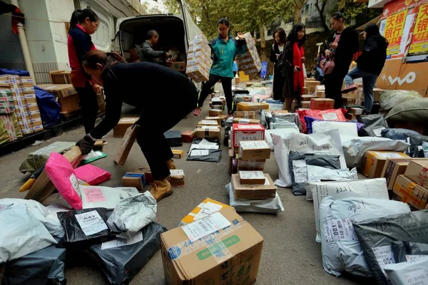 Los Estudiantes Chinos Buscan Una Masa Paquetes Mayoría Los Cuales — Foto de Stock
