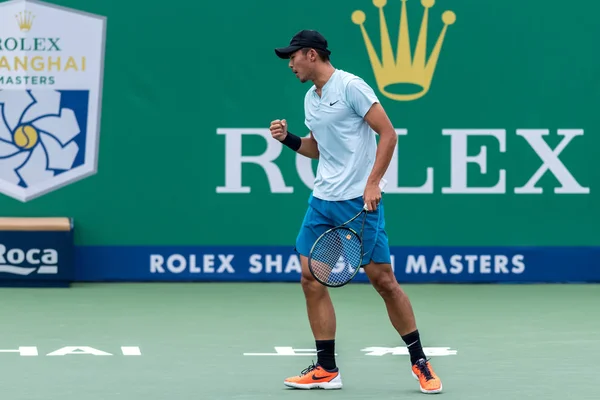 2018 上海でロレックス上海マスターズ 2018 テニスのトーナメント中に男子シングルスの彼らの最初のラウンドの試合でダニイル メドヴェージェフ大統領に対して得点後反応する中国の張 — ストック写真