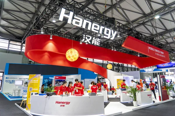 Människor Besöker Montern Solenergi Konglomerat Hanergy Holding Koncernen 2018 Mobile — Stockfoto