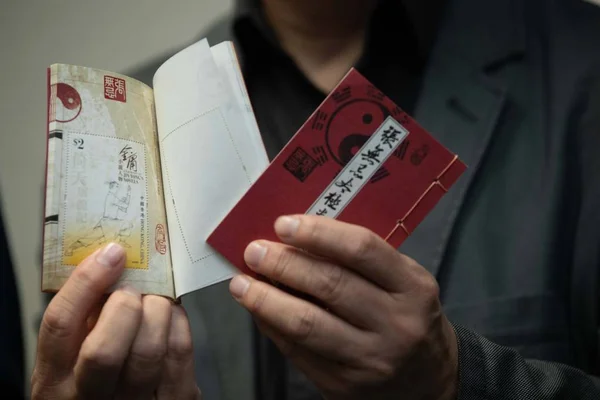 2018年12月3日 香港邮政香港分行 一名员工在 金庸小说中的人物 主题特别邮票 — 图库照片