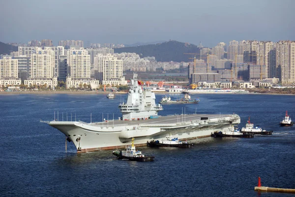 China Eerste Binnenland Gebouwde Vliegdekschip Het Type 001A Arriveert Scheepswerf — Stockfoto