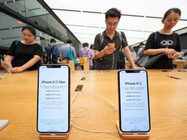 Klanten Uitproberen Iphone Iphone Max Smartphones Zien Een Apple Store — Stockfoto