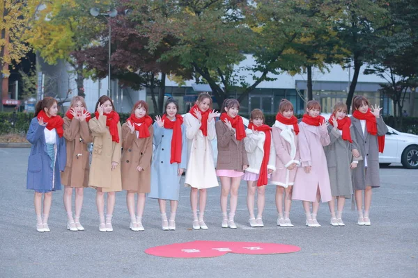 Izone として様式化されたグループの韓国の女の子のメンバー 2018 日ソウル 南朝鮮の音楽プログラム ミュージック バンク プログラムのエピソードの撮影のセッションに出席 — ストック写真