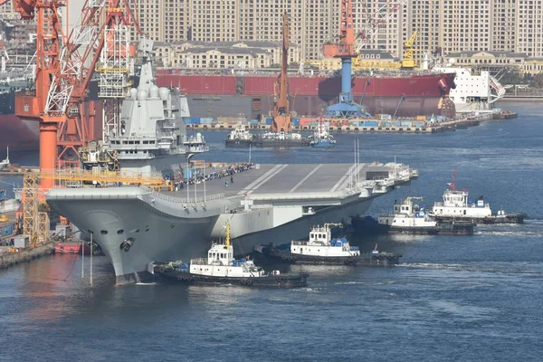 China Eerste Binnenland Gebouwde Vliegdekschip Het Type 001A Arriveert Scheepswerf — Stockfoto