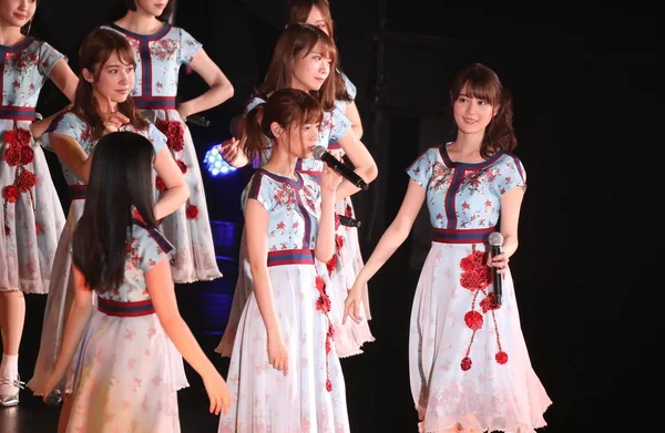 Члени Групи Ідол Японські Дівчата Nogizaka46 Виконувати Під Час Концерт — стокове фото