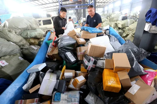 Chinese Workers Sort Out Parcels Most Which Singles Day Online — Stock Photo, Image