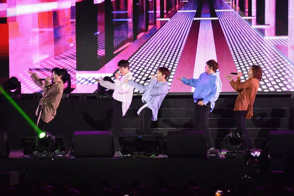 Miembros Del Grupo Infantil Surcoreano Infinite Presentan Durante Reunión Fans —  Fotos de Stock