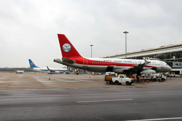 Egy Airbus A320 200 Jet Plane Szecsuán Légitársaságok Parkol Wuhan — Stock Fotó