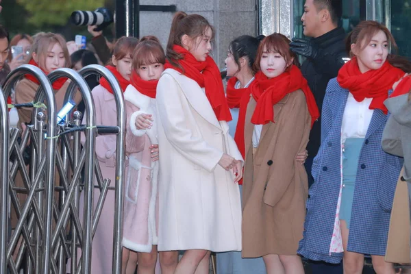 Mitglieder Der Südkoreanischen Mädchengruppe Izone Stilisiert Als One Nehmen Den — Stockfoto